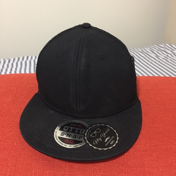 black snapback - Picture 2 of 3